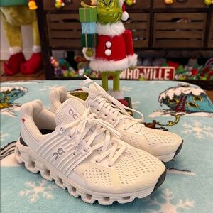 On Cloud Running Women’s Off White Sneakers